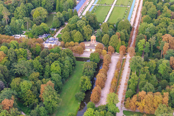 Vue aérienne de Temple d'Apollon dans les jardins du palais de Schwetzingen à Schwetzingen dans le département Bade-Wurtemberg, Allemagne