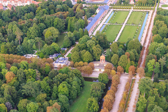 Vue aérienne de Temple d'Apollon dans les jardins du palais de Schwetzingen à Schwetzingen dans le département Bade-Wurtemberg, Allemagne