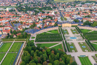 Fontaine d'Arion au centre des jardins du château de Schwetzingen et groupe de cerfs - sculptures avec fontaine à Schwetzingen dans le département Bade-Wurtemberg, Allemagne depuis l'avion