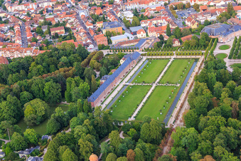 Vue oblique de Orangerie et pelouse dans les jardins du château de Schwetzingen à Schwetzingen dans le département Bade-Wurtemberg, Allemagne