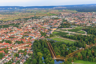 Vue aérienne de Le « Bout du monde » dans les jardins du château de Schwetzingen à Schwetzingen dans le département Bade-Wurtemberg, Allemagne