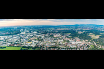 Vue aérienne de Panorama - Perspective des quais et des amarrages de navires dans le bassin portuaire du port intérieur de Rheinauhafen sur le Rhin avec les locaux de Rhein-Chemie Rheinau GmbH à le quartier Rheinau in Mannheim dans le département Bade-Wurtemberg, Allemagne