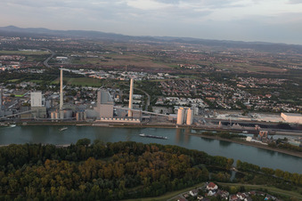 Vue aérienne de Grande centrale électrique Mannheim sur le Rhin près de Neckarau à le quartier Neckarau in Mannheim dans le département Bade-Wurtemberg, Allemagne