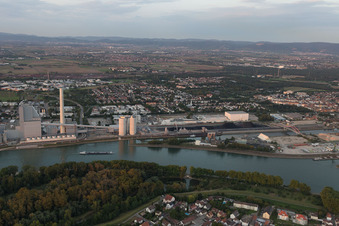 Photographie aérienne de Grande centrale électrique Mannheim sur le Rhin près de Neckarau à le quartier Neckarau in Mannheim dans le département Bade-Wurtemberg, Allemagne