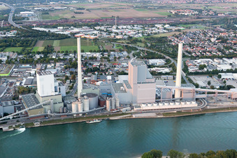 Vue oblique de Grande centrale électrique Mannheim sur le Rhin près de Neckarau à le quartier Rheinau in Mannheim dans le département Bade-Wurtemberg, Allemagne