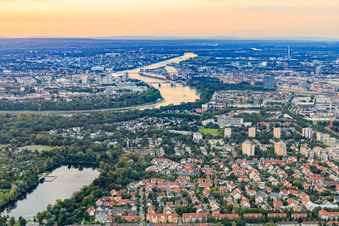 Vue aérienne de Vue sur les ponts du Rhin et le port-Mannheim à le quartier Niederfeld in Mannheim dans le département Bade-Wurtemberg, Allemagne