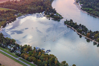 Vue aérienne de Kiefweiher sur le Rhin au coucher du soleil avec le Sportboot-Club Ludwigshafen/Rhein et le MCP Yacht Club et Restaurant Ludwigshafen à le quartier Rheingönheim in Ludwigshafen am Rhein dans le département Rhénanie-Palatinat, Allemagne