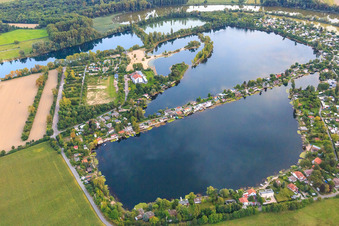 Vue aérienne de Zone de loisirs Blue Adriatic avec étang aux cygnes et barrage adriatique à Altrip dans le département Rhénanie-Palatinat, Allemagne