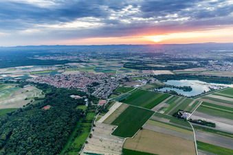 Vue aérienne de Coucher de soleil sur le paysage de la plaine du Rhin à Waldsee dans le département Rhénanie-Palatinat, Allemagne