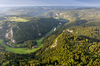Vue aérienne de Boucle courbe entre les pentes karstiques boisées du Donauduchbruch sur le cours du Danube à Buchheim dans le département Bade-Wurtemberg, Allemagne