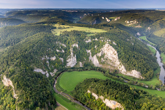 Vue aérienne de Boucle courbe entre les pentes karstiques boisées du Donauduchbruch sur le cours du Danube à Buchheim dans le département Bade-Wurtemberg, Allemagne