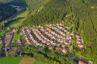 Vue aérienne de Bangeltstraße et canal depuis la centrale hydroélectrique de Fridingen à Fridingen an der Donau dans le département Bade-Wurtemberg, Allemagne