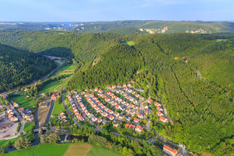 Vue aérienne de Bangeltstraße et canal depuis la centrale hydroélectrique de Fridingen à Fridingen an der Donau dans le département Bade-Wurtemberg, Allemagne