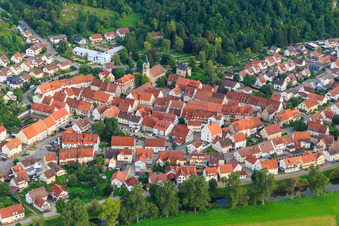 Vue aérienne de Vieille ville historique avec l'église Saint-Martin vue du nord à Fridingen an der Donau dans le département Bade-Wurtemberg, Allemagne