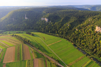 Vue aérienne de Vallée du Danube vue du sud à Fridingen an der Donau dans le département Bade-Wurtemberg, Allemagne