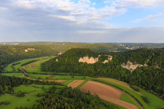 Vue aérienne de Vallée du Danube vue de l'ouest à Fridingen an der Donau dans le département Bade-Wurtemberg, Allemagne