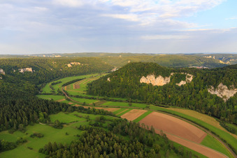 Vue aérienne de Vallée du Danube vue de l'ouest à Fridingen an der Donau dans le département Bade-Wurtemberg, Allemagne
