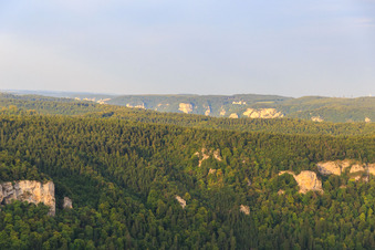 Vue aérienne de Falaises calcaires sur les pentes de la vallée du Danube à Fridingen an der Donau dans le département Bade-Wurtemberg, Allemagne