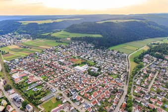 Vue aérienne de Vue d'ensemble de la ville depuis l'est avec la piscine couverte de Mühlheim et le lycée de Mühlheim ad Donau à Mühlheim an der Donau dans le département Bade-Wurtemberg, Allemagne
