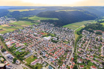 Vue aérienne de Vue d'ensemble de la ville depuis l'est avec la piscine couverte de Mühlheim et le lycée de Mühlheim ad Donau à Mühlheim an der Donau dans le département Bade-Wurtemberg, Allemagne