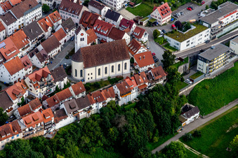 Vue aérienne de Église dans le vieux centre-ville à Mühlheim an der Donau dans le département Bade-Wurtemberg, Allemagne
