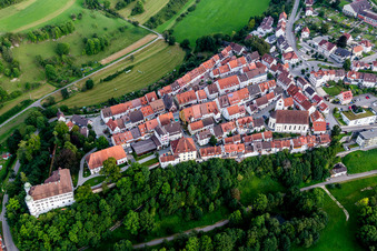 Vue aérienne de Église dans le vieux centre-ville à Mühlheim an der Donau dans le département Bade-Wurtemberg, Allemagne