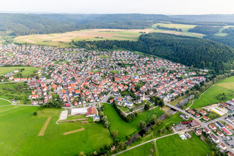 Vue aérienne de Vue des rues et des maisons dans les quartiers résidentiels à le quartier Nendingen in Tuttlingen dans le département Bade-Wurtemberg, Allemagne