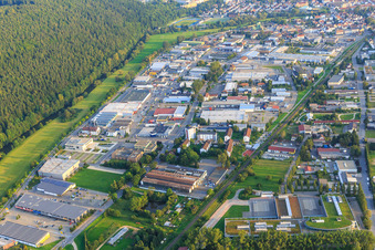 Vue aérienne de Zone industrielle Bei der Schmelze avec KARL STORZ SE & Co. KG – siège social, Camfil APC GmbH, TEDi GmbH & Co. KG et KLS Martin Group à Tuttlingen dans le département Bade-Wurtemberg, Allemagne