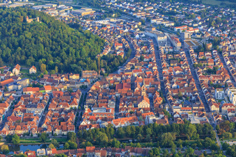 Vue aérienne de Vieille ville au-delà du Main, sous les ruines de Honberg avec l'église évangélique de la ville à Tuttlingen dans le département Bade-Wurtemberg, Allemagne