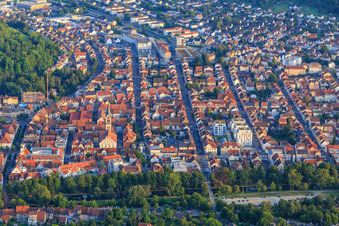 Vue aérienne de Vieille ville au-delà du Main, sous les ruines de Honberg avec l'église évangélique de la ville à Tuttlingen dans le département Bade-Wurtemberg, Allemagne