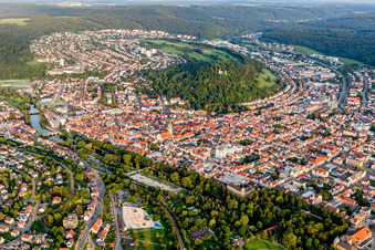 Vue aérienne de Complexe du château de Honberg au-dessus de la ville sur le Danube à Tuttlingen dans le département Bade-Wurtemberg, Allemagne