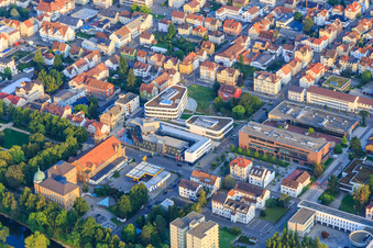 Vue aérienne de Kreissparkasse Tuttlingen - Branche principale à côté de l'Alte Festhalle, école de musique municipale à Tuttlingen dans le département Bade-Wurtemberg, Allemagne