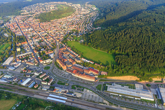 Vue aérienne de Vue de la Möhringer Straße depuis l'ouest au premier plan Aesculap AG (B. Braun) à Tuttlingen dans le département Bade-Wurtemberg, Allemagne