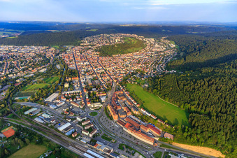 Vue aérienne de Vue d'ensemble de la ville Möhringer Straße depuis l'ouest au premier plan Aesculap AG (B. Braun) à Tuttlingen dans le département Bade-Wurtemberg, Allemagne