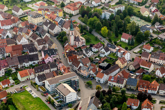 Vue aérienne de Bâtiments d'église en Möhringen à le quartier Möhringen in Tuttlingen dans le département Bade-Wurtemberg, Allemagne