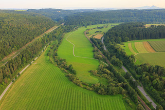 Vue aérienne de Piste cyclable du Danube à le quartier Möhringen in Tuttlingen dans le département Bade-Wurtemberg, Allemagne