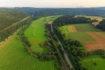 Vue aérienne de Piste cyclable du Danube à le quartier Möhringen in Tuttlingen dans le département Bade-Wurtemberg, Allemagne