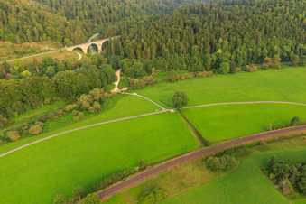 Vue aérienne de Einödviadukt à la Donauversinkung à le quartier Möhringen in Tuttlingen dans le département Bade-Wurtemberg, Allemagne