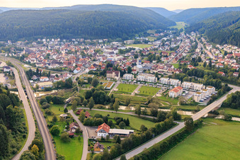 Vue aérienne de Vue du sud-est avec le château inférieur du parc du Danube jusqu'au pont du roi Marvin à Immendingen dans le département Bade-Wurtemberg, Allemagne