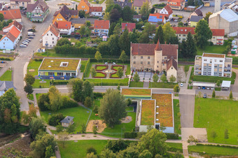 Vue aérienne de Château inférieur et jardin d'enfants du parc du Danube à Immendingen dans le département Bade-Wurtemberg, Allemagne