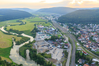 Vue aérienne de Donaupark et parc d'activités entre le Danube et la gare de fret avec le commerce de pierres naturelles Lucioan Ferraro, le service de conteneurs Nino Ferraro et la technologie métallique Neumann à Immendingen dans le département Bade-Wurtemberg, Allemagne