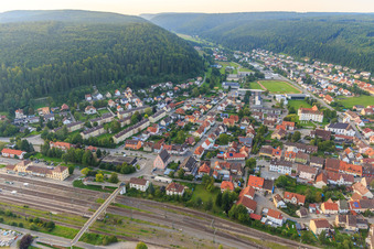 Vue aérienne de Vue de la ville depuis le sud avec l'Académie pour enfants Hector Immendingen dans le château supérieur devant le terrain de sport de la Donauhalle à Immendingen dans le département Bade-Wurtemberg, Allemagne