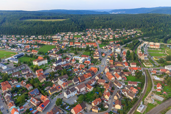Vue aérienne de Place du Château avec St. Pierre et Paul et l'Académie des Enfants Hector Immendingen dans le Château Supérieur sur le Steig à Immendingen dans le département Bade-Wurtemberg, Allemagne