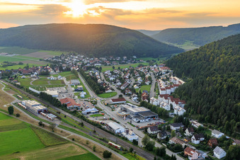 Vue aérienne de Vue de la ville le soir depuis l'est avec Knoblauch GmbH à le quartier Zimmern in Immendingen dans le département Bade-Wurtemberg, Allemagne