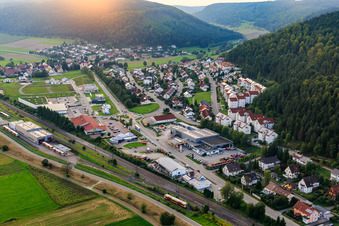 Photographie aérienne de Vue de la ville le soir depuis l'est avec Knoblauch GmbH à le quartier Zimmern in Immendingen dans le département Bade-Wurtemberg, Allemagne