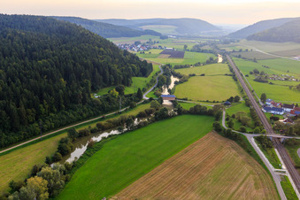 Vue aérienne de Pont du Prince Linus - pont historique en bois pour la piste cyclable du roi Marvin sur le Danube à le quartier Zimmern in Immendingen dans le département Bade-Wurtemberg, Allemagne