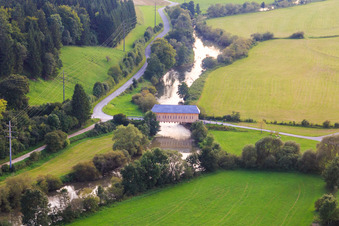 Vue aérienne de Pont du Prince Linus - pont historique en bois pour la piste cyclable du roi Marvin sur le Danube à le quartier Zimmern in Immendingen dans le département Bade-Wurtemberg, Allemagne