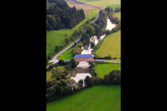 Vue oblique de Pont du Prince Linus - pont historique en bois pour la piste cyclable du roi Marvin sur le Danube à le quartier Zimmern in Immendingen dans le département Bade-Wurtemberg, Allemagne