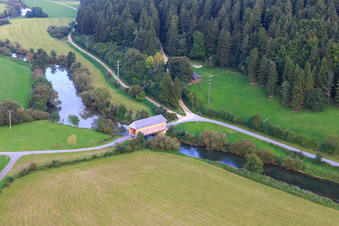 Pont du Prince Linus - pont historique en bois pour la piste cyclable du roi Marvin sur le Danube à le quartier Zimmern in Immendingen dans le département Bade-Wurtemberg, Allemagne vue d'en haut