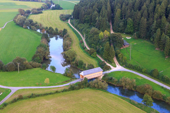 Pont du Prince Linus - pont historique en bois pour la piste cyclable du roi Marvin sur le Danube à le quartier Zimmern in Immendingen dans le département Bade-Wurtemberg, Allemagne depuis l'avion